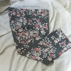 Women's floral cropped pants size 16 med.